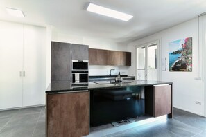 Kjøleskap, ovn, oppvaskmaskin og kaffetrakter/tekoker