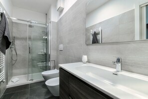 Shower, hair dryer, bidet - Como in Centro - My Home In Como (Como)