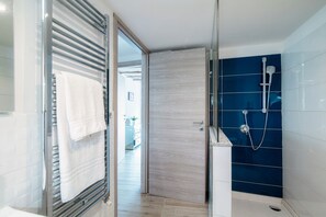 تجهيزات دش، مجففات شعر، مراحيض شطف