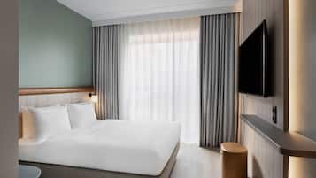 Room, 1 Queen Bed | Pillowtop beds, blackout drapes, soundproofing, free WiFi