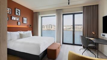 Studio, 1 Queen Bed, Non Smoking, Sea View | Pillowtop beds, in-room safe, desk, blackout drapes