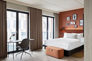 Studio familial, 1 grand lit et 1 canapé-lit, vue sur la cour intérieure | Lit avec matelas à plateau-coussin, coffre-fort pour ordinateur portable