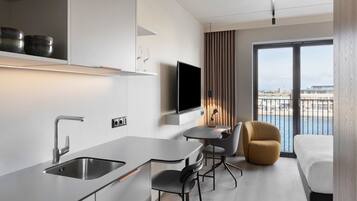 Comfort studio, 1 queensize bed, uitzicht op zee | Pillowtop-bedden, een kluis op de kamer, een bureau