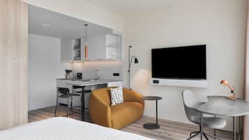 Studio, 1 Queen Bed, Non Smoking, Courtyard View | Pillowtop beds, in-room safe, desk, blackout drapes