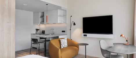 Studio, 1 Queen Bed, Courtyard View | Pillowtop beds, in-room safe, desk, blackout drapes