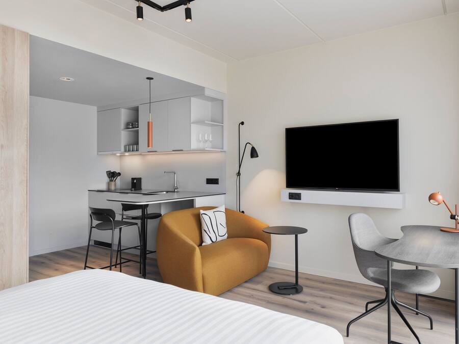 Estúdio, 1 cama Queen, vista para o pátio | Camas com colchões pillow-top, cofres nos quartos, escrivaninha