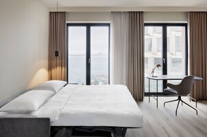 Colchones con pillow-top y caja de seguridad en la habitación 