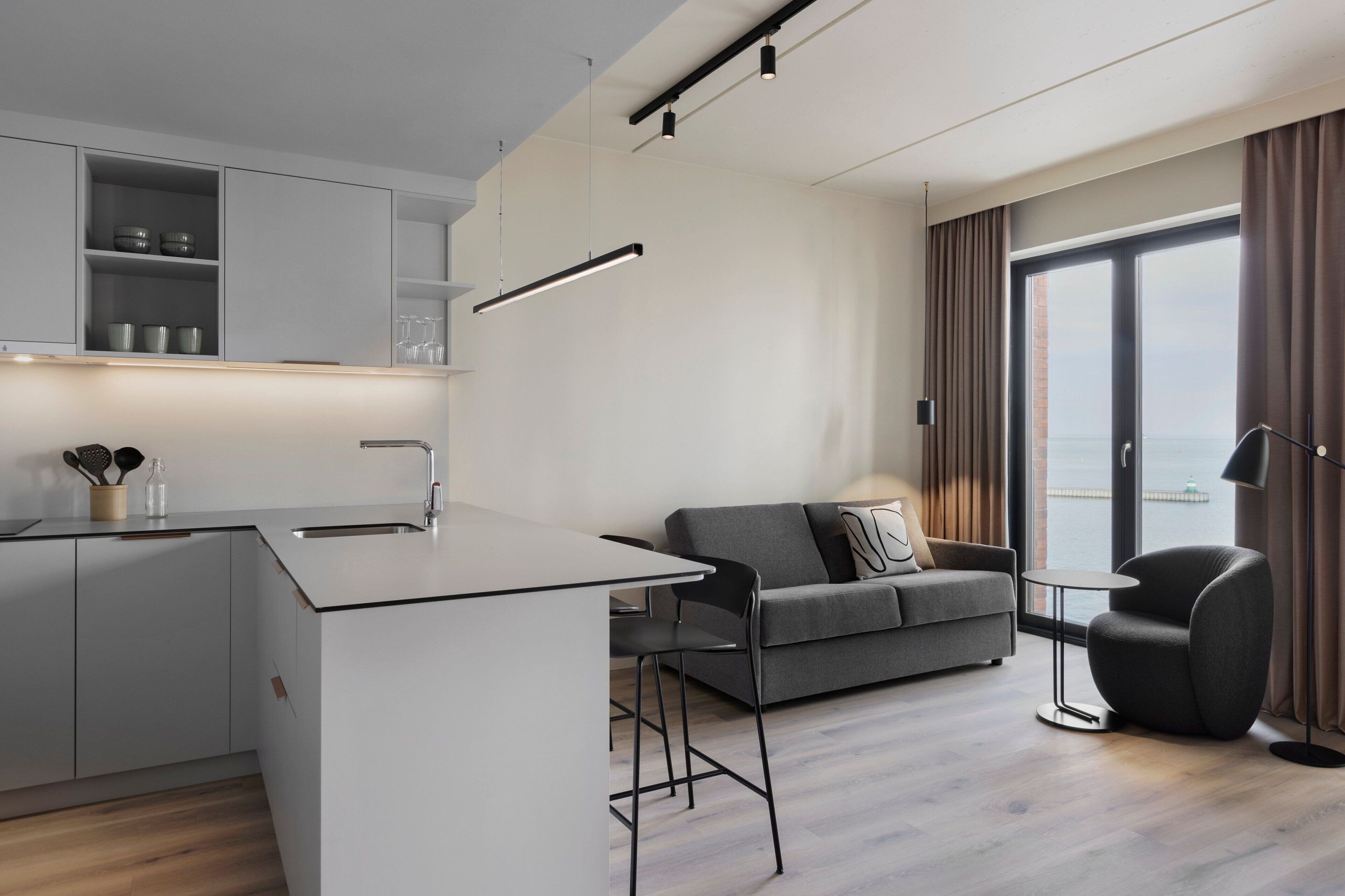 Estudio familiar, 1 cama Queen size y sofá cama, vista al patio | Camas con pillow-top, caja de seguridad en la habitación y escritorio 