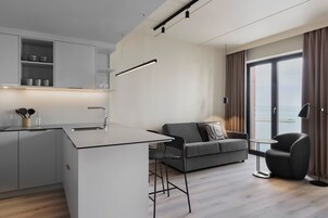 Colchones con pillow-top y caja de seguridad en la habitación 