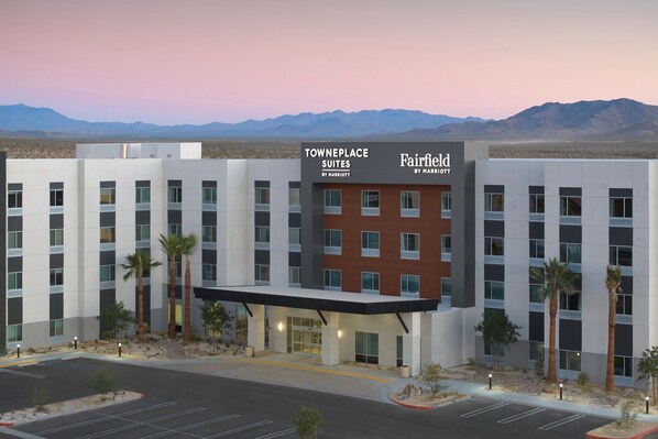 A modern hotel with a flat roof, multiple floors, and a parking lot. - Fairfield Inn & Suites By Marriott Barstow (Barstow)