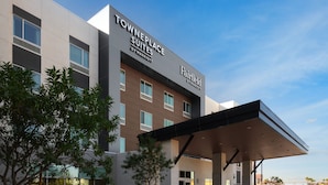 Un hotel moderno con un cartel que dice "Towneplace Suites by Marriott Fairfield".