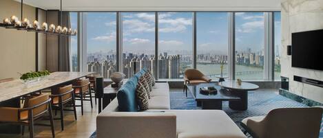 Ylelliset vuodevaatteet, untuvapeitot, minibaari, tallelokero huoneessa