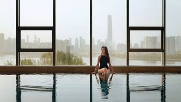 Una piscina cubierta