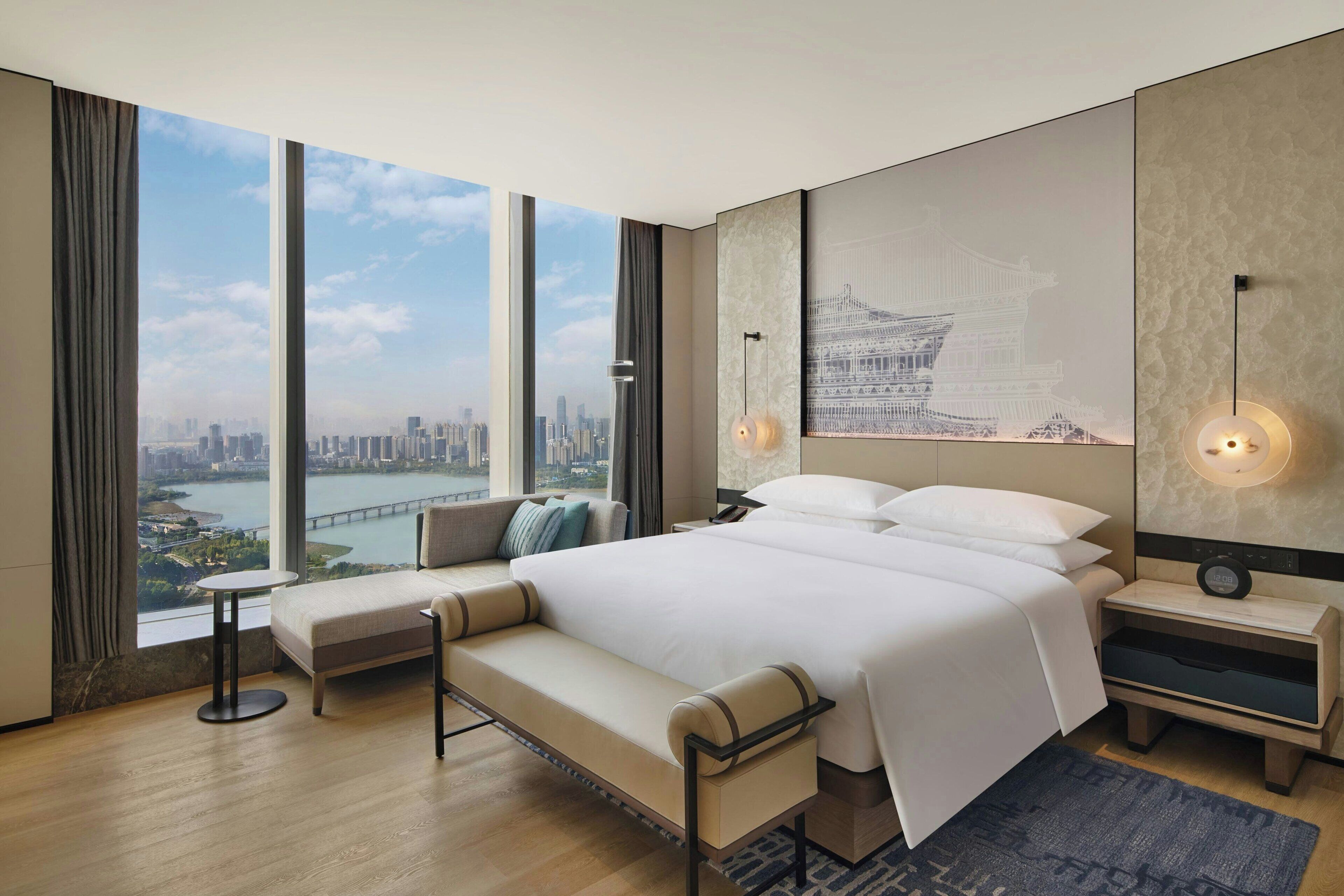 Roupas de cama premium, edredons de pluma, frigobar, cofres nos quartos