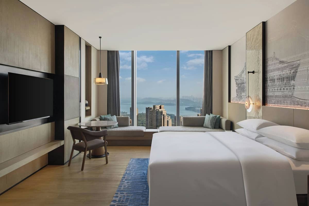 Quarto, 1 cama King, vista para o lago | Roupas de cama premium, edredons de pluma, frigobar, cofres nos quartos