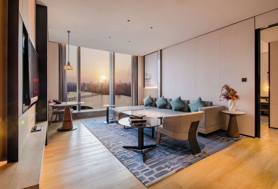 Studio Suite Eksekutif, 1 Tempat Tidur King, Bebas Asap Rokok, pemandangan danau | Seprai premium, selimut bulu angsa, minibar, dan brankas