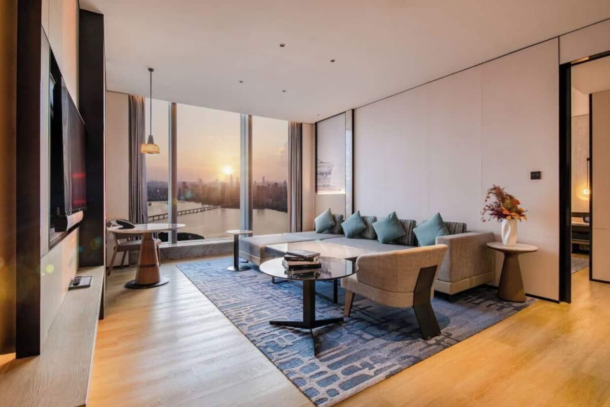 Studio Suite Eksekutif, 1 Tempat Tidur King, Bebas Asap Rokok, pemandangan danau | Seprai premium, selimut bulu angsa, minibar, dan brankas