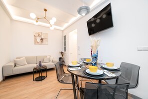 Dining - Chic & Modern 3-br Apartment in Heart of Barcelona (Barcelona)