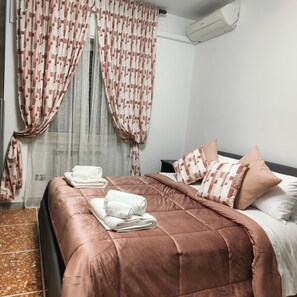 1 Schlafzimmer, Zimmersafe, Schreibtisch, Bügeleisen/Bügelbrett