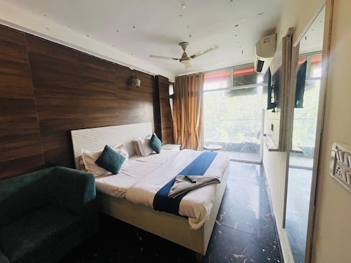 Roomshala 127 Mannat Stay