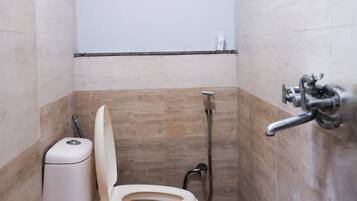 Doppia Deluxe | Bagno | Doccia, pantofole, asciugamani, sapone
