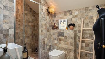 Ducha, secador de pelo, toallas, jabón