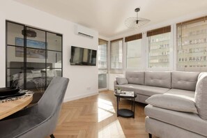 TV - Apartament z 1 sypialnia i klimatyzacja (Warszawa)