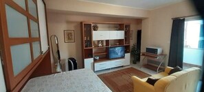 Fernseher, Bücher, Stereoanlage