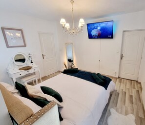 2 habitaciones, tabla de planchar con plancha, wifi y ropa de cama 