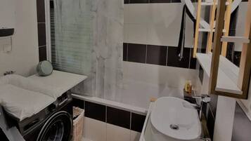 Sèche-cheveux, serviettes fournies, savon, shampoing