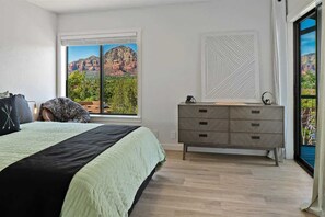 3 Schlafzimmer, Schreibtisch, Bügeleisen/Bügelbrett, Reisekinderbett