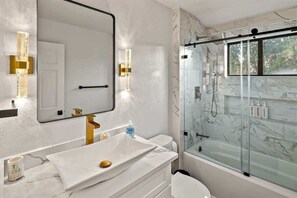 Shower, hair dryer, towels, shampoo - Spectacular Red Rock Views in the Heart of West Se (Sedona)