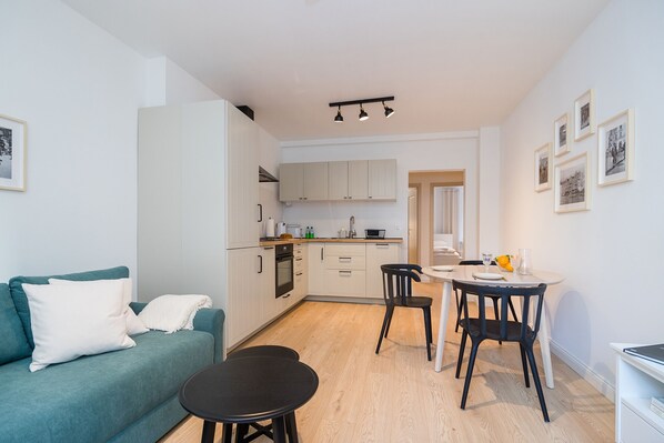 Deluxe Apartment | Private kitchen | Full-sized fridge, oven, stovetop, dishwasher