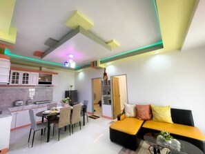 Un salon moderne avec un canapé et un coin repas.