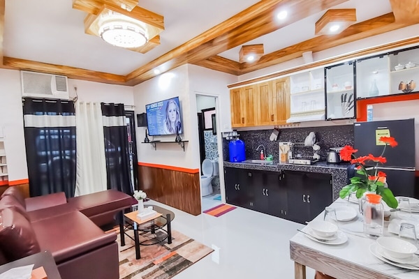 Condo exclusivo, 1 quarto | Sala de estar | Smart TV 49 polegadas com canais digitais, Netflix