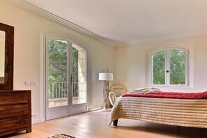 5 Schlafzimmer, Schreibtisch, Bügeleisen/Bügelbrett, WLAN