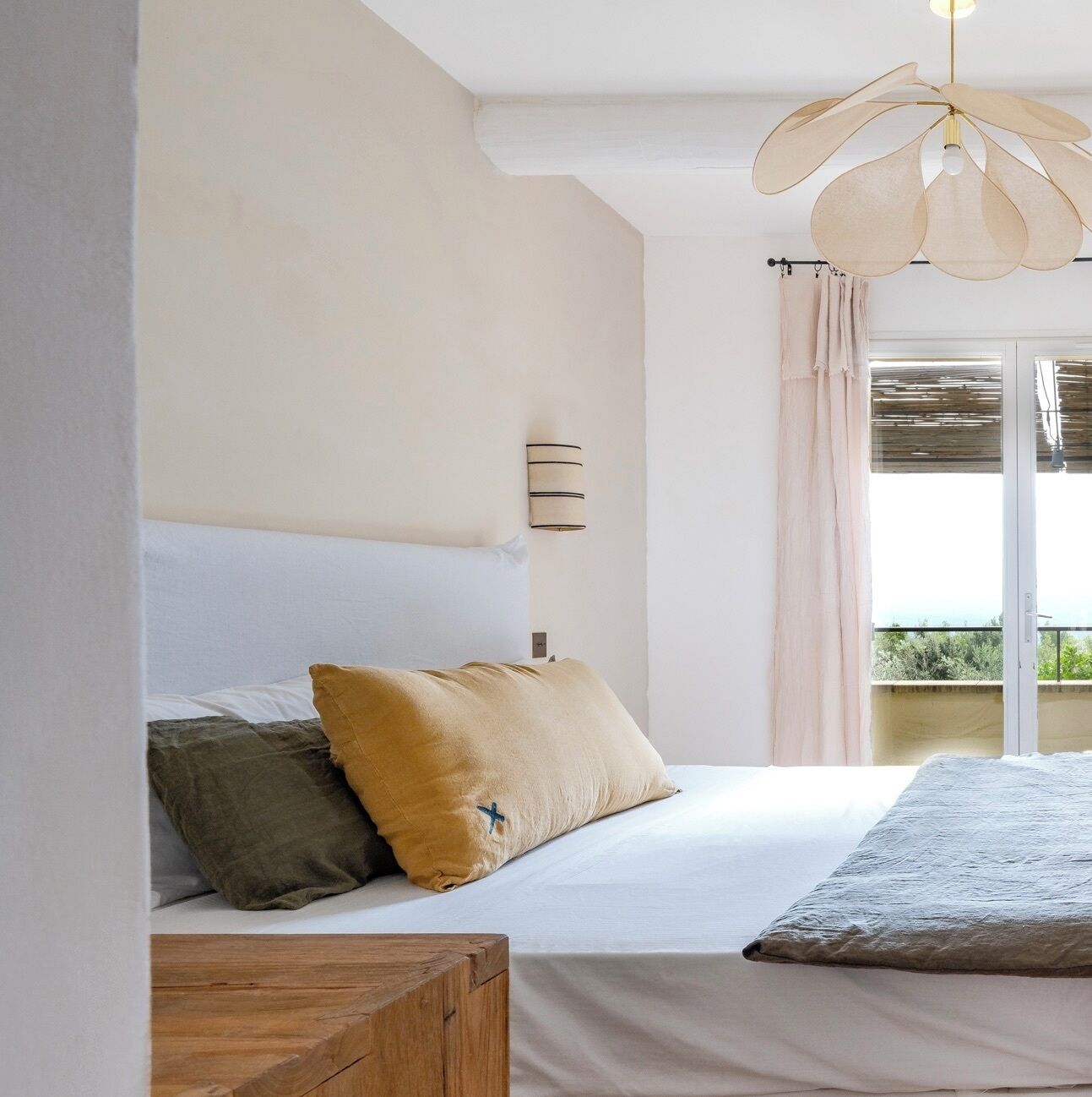 8 slaapkamers, een bureau, een strijkplank/strijkijzer, reisbedje