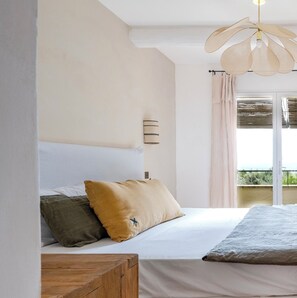 8 bedrooms, desk, iron/ironing board, travel cot - Luxury villa in Gordes With Exceptional Views, Not Overlooked, Sleeps 16 (MURS)