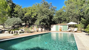 Een buitenzwembad en een verwarmd zwembad