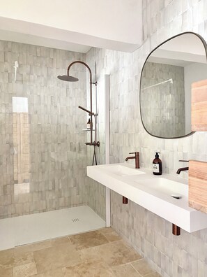 Shower, eco-friendly toiletries, hair dryer, towels - Luxury villa in Gordes With Exceptional Views, Not Overlooked, Sleeps 16 (MURS)