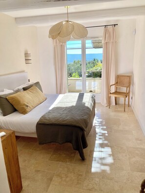 8 bedrooms, desk, iron/ironing board, travel cot