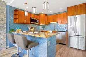 Fridge, microwave, oven, stovetop - Modern King Suite, Pool & Hot Tub, Steps to Beach (Kihei)