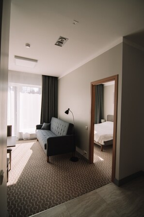 Caja de seguridad en la habitación, escritorio y cortinas blackout