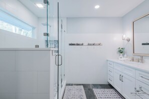 Dusche, Haartrockner, Handtücher