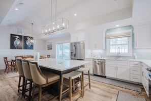 Mikrowelle, Herdplatte, Wasserkocher mit Kaffee-/Teezubehör, Toaster