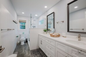 Shower, hair dryer, towels - 12 Heron Street- The Happy Heron (Hilton Head Island)