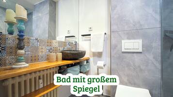 Dusche, kostenlose Toilettenartikel, Haartrockner, Handtücher