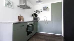 Réfrigérateur, four à micro-ondes, un four, surface de cuisson