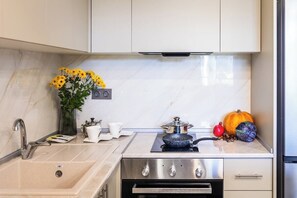 冷蔵庫、電子レンジ、コンロ、コーヒー / ティーメーカー