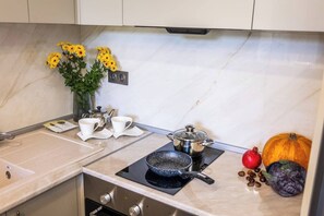 Fridge, microwave, stovetop, coffee/tea maker - New studio/Self checkin/St.Sargis church (Yerevan)